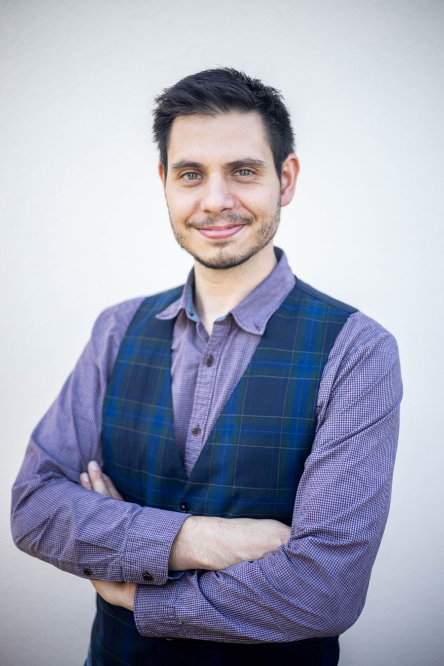 Steffen Neubert, Gründer von 38GRAD Marketing, mit verschränkten Armen vor heller Wand
